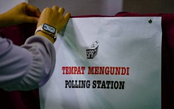 12,585 anggota dan pegawai Angkatan Tentera Malaysia (ATM) manakala 10,458 pengundi lagi meliputi anggota polis dan Pasukan Gerakan Am (PGA) serta pasangan yang melibatkan 69 kerusi Dewan Undangan Negeri (DUN) Sarawak. - Foto Bernama