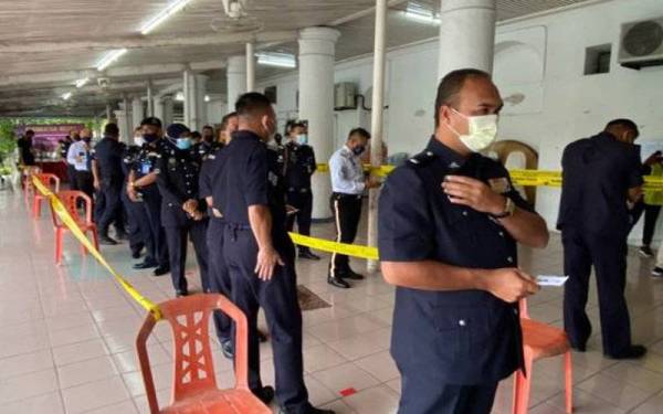 Suasana sekitar proses pengundian awal di Dewan Mes Pegawai IPK Sarawak di Kuching pagi ini. - Astro Awani