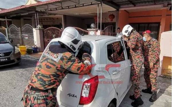 Pasukan bomba mengeluarkan seorang kanak-kanak yang terperangkap di dalam kereta di sebuah kediaman di Jalan Bendahara 5A Taman Bendahara di sini, pada Isnin.