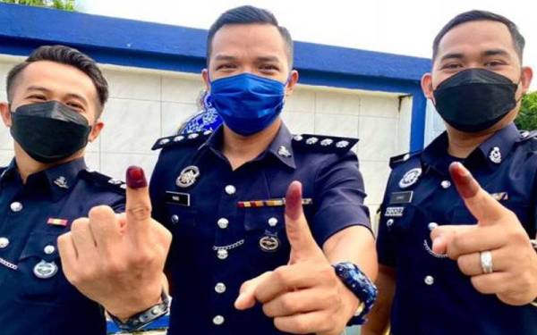 Makkaranu Beddu (tengah) sanggup menempuh perjalanan tujuh jam dari Miri ke Kapit untuk mengundi awal pada PRN Sarawak Ke-12 hari ini. - Astro Awani