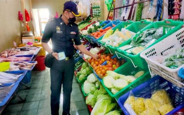 Penguat kuasa KPDNHEP melakukan pemantauan. - Foto ihsan KPDNHEP