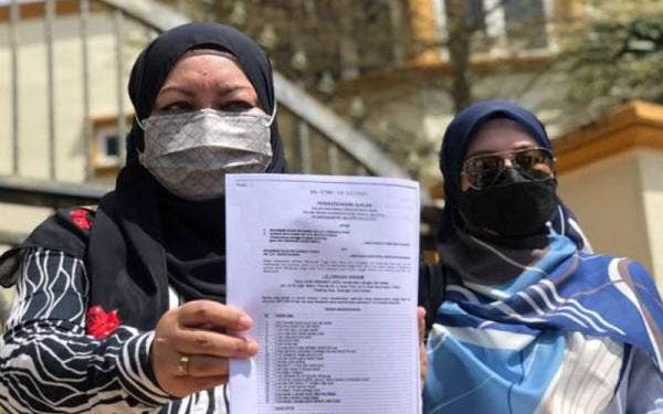 Peguam Zeti Zukifili (kiri) dan anak guamnya, Nurwati Hussin menjawab soalan wartawan selepas proses lelongan awam perkakas milik Nur Sajat di luar kediaman usahawan kontroversi itu pada Selasa. - Gambar Astro Awani
