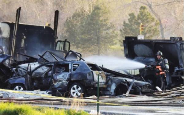 Treler dipandunya merempuh kenderaan yang sedang berhenti, menyebabkan kebakaran besar dan membunuh empat orang. Foto AP