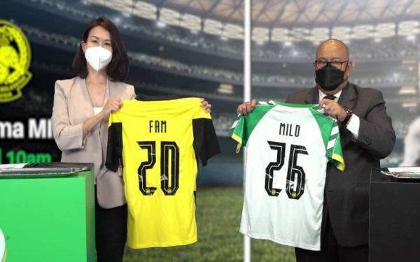 Su Yen (kanan) dan Saifuddin bertukar jersi sempena majlis kerjasama berkenaan pada Selasa. - Foto Milo