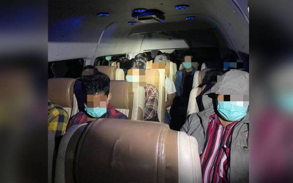 Polis menahan dua ahli sindiket penyeludupan warga asing dan 13 migran warga Myanmar menerusi Op Pintas di Telom, Pahang pada Ahad.