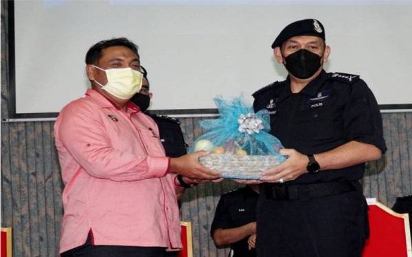 Mior Faridalathrash bersama Ketua Pegawai Eksekutif PPPNP, Yahanis Yahya sempena Majlis Perjumpaan Ketua Polis Perak bersama Ketua Agensi Polis Bantuan Kontinjen Perak Tahun 2021.