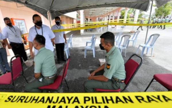 Pengerusi SPR, Datuk Abdul Ghani Salleh ketika hadir melawat proses pengundian awal bagi PRN Sarawak ke-12 di Dewan Bukaku Kem Penrissen Tentera Darat pada Selasa. - Foto Bernama