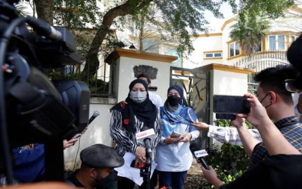 Peguam, Zeti Zulkifli (kiri) pada sidang akhbar selepas proses lelongan aset Muhammad Sajjad.