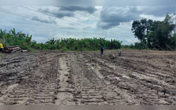 Kerja-kerja meratakan tanah telah dijalankan di lot berkenaan bagi membina sebuah masjid.