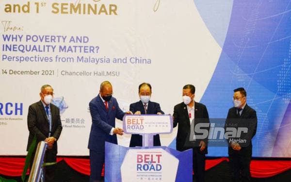 Mohd Shukri (dua dari kiri) dan Yujing (tengah) ketika Majlis Perasmian Simposium dan Seminar Siri 1 - Inisiatif Belt and Road di Dewan Canselor MSU pada Selasa. - Foto SINAR HARIAN/ MOHD HALIM ABDUL WAHID.