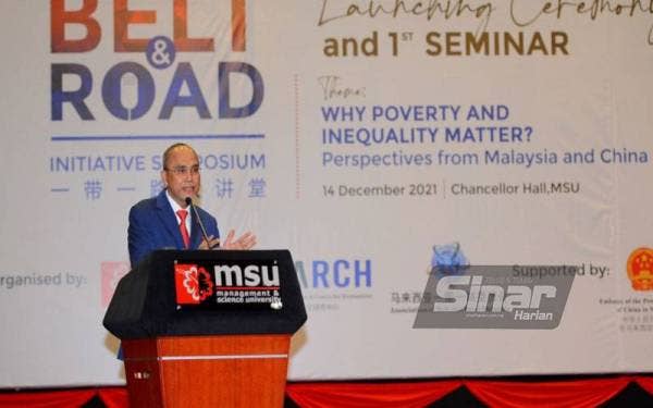 Mohd Shukri berucap ketika Majlis Perasmian Simposium dan Seminar Siri 1 - Inisiatif Belt and Road di Dewan Canselor MSU pada Selasa. - Foto SINAR HARIAN/ MOHD HALIM ABDUL WAHID.