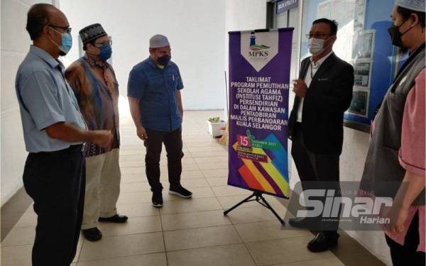 Mohamad Yusli (dua dari kanan) menerangkan sesuatu kepada pengusaha tahfiz persendirian pada Taklimat Pemutihan Institusi Tahfiz dan Sekolah Agama Persendirian di bawah pentadbiran MPKS di Dewan Bandar Baru, Kuala Selangor pada Rabu.