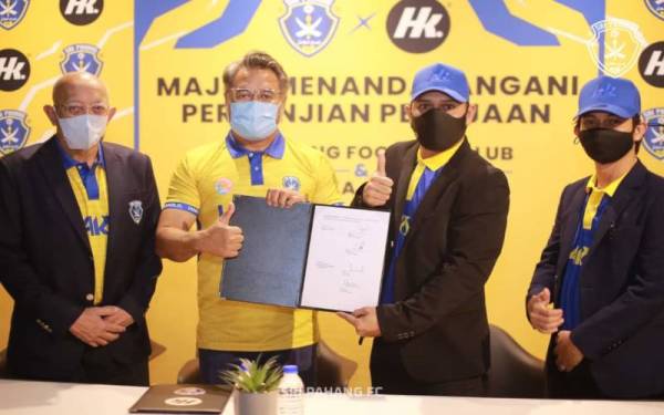 Mohamed Suffian (dua, kiri) pada Majlis Menandatangani Penajaan Kelengkapan Pakaian Sukan Pasukan Sri Pahang FC bagi Liga Super Musim 2022/2023 di Sri Pahang FC Lounge di Kuantan. FOTO: Sri Pahang FC