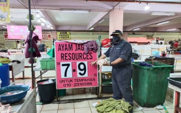 Aris menunjukkan harga ayam di Pasar Siti Khadijah, Kota Bharu yang dijual pada harga RM7.90 sekilogram berbanding kawalan RM9.30.