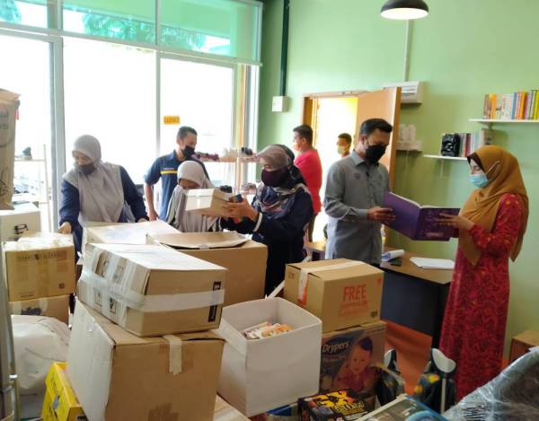 Penyerahan disaksikan Pegawai Zakat Kuala Muda, Sofiyuddin Ismail (dua kanan).