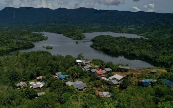Pemandangan Kampung Sting yang dikelilingi dengan hutan ketika tinjauan baru-baru ini.