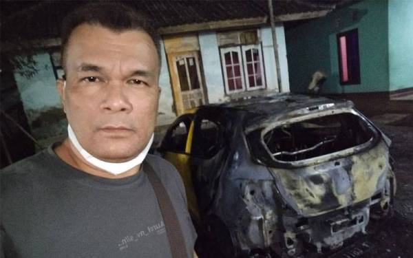 Zaidee menunjukkan kereta yang disewanya yang dibakar.