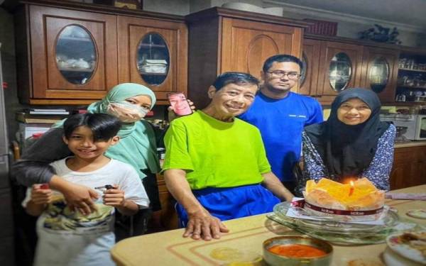 Khalid (tengah) di samping isteri bersama anak dan cucu ketika menyambut hari lahirnya pada Selasa.
