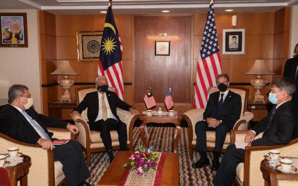 Perdana Menteri Datuk Seri Ismail Sabri Yaakob (dua, kiri) menerima kunjungan hormat Setiausaha Negara Amerika Syarikat (AS), Antony J Blinken (dua, kanan) di pejabatnya di bangunan Parlimen, hari ini.
Turut hadir Menteri Luar, Datuk Seri Saifudin Abdullah (kiri).
- Foto Bernama