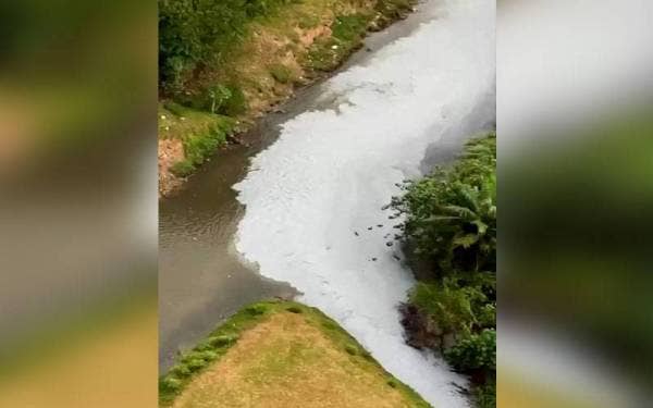 Keadaan sungai yang didakwa tercemar akibat kerja penanaman kabel bawah tanah secara HDD oleh TNB di sepanjang Jalan Terengganu dan Jalan Hamilton.