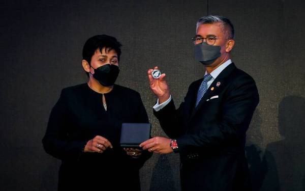 Menteri Kewangan, Tengku Datuk Seri Zafrul Abdul Aziz (kanan) bersama Gabenor Bank Negara, Tan Sri Nor Shamsiah Mohd Yunus (kiri) menunjukkan syiling pada ‘Labuan FSA’S 25th Anniversary Commemorative Coin Launch’, pada Rabu. - Foto Bernama 