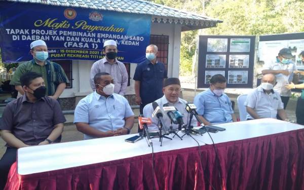Muhammad Sanusi (duduk, dua kiri) bersama Tuan Ibrahim (duduk tengah) ketika sidang media sempena Majlis Penyerahan Empangan Sabo kepada kontraktor di Titi Hayun Yan pada Rabu.