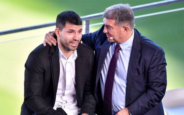 Aguero (kiri) ditenangkan Presiden Barcelona, Joan Laporta semasa sidang media di Camp Nou. -Foto: AFP