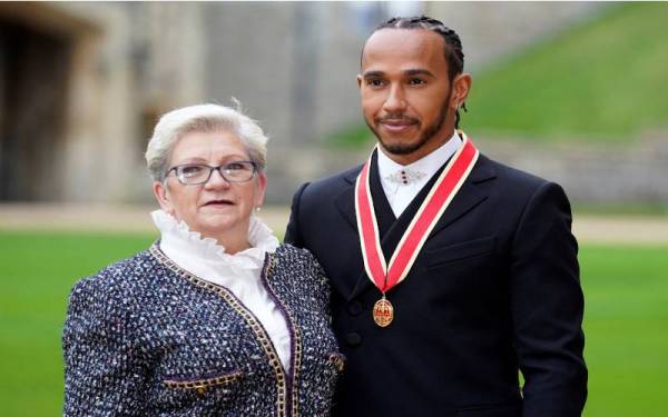 lHamilton bersama ibunya Carmen Lockhart selepas menerima anugerah tersebut daripada Putera Charles di Istana Windsor. - Foto AFP