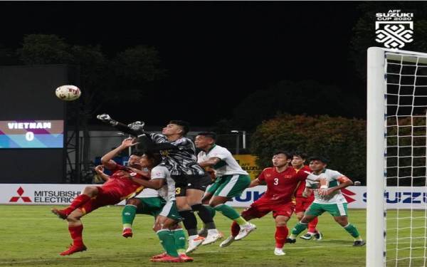 Antara aksi menarik perlawanan Vietnam menentang Indonesia dalam saingan Kumpulan B Piala Suzuki AFF 2020 di Stadium Bishan.