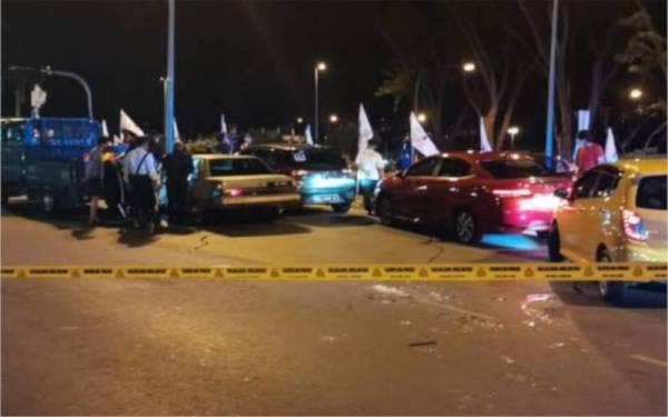 Suspek telah melanggar beberapa kenderaan dalam usahanya melarikan diri di persimpangan lampu isyarat hingga menyebabkan beberapa kenderaan rosak. - Foto Facebook