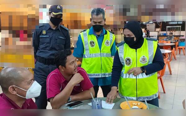 Dottie Azlina mendapatkan reaksi pelanggan ketika pemeriksaan dijalankan di sebuah restoran di sini pada Rabu.