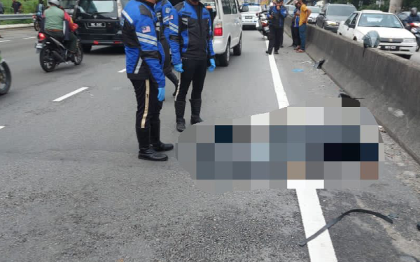 Lelaki maut apabila motosikal ditungganginya terbabas lalu melanggar pembahagi jalan di Jalan Kuala Selangor-Kepong.