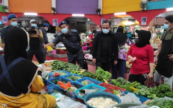 Adnan (tiga, kanan) ketika melawat ke Pasar Siti Khadijah, Kota Bharu sebelum ini.