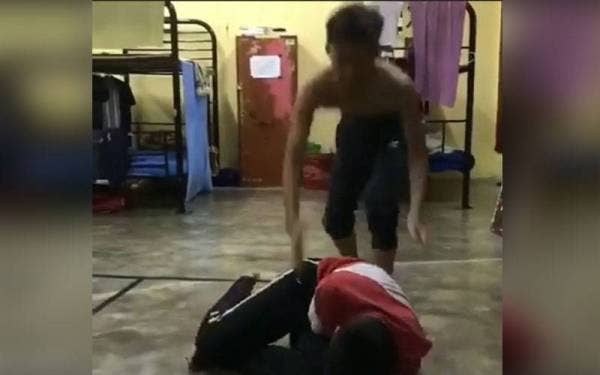 Polis Kelantan menegaskan video memaparkan seorang pelajar dibuli tiga rakannya itu adalah kejadian tahun lalu yang kembali tular di aplikasi WhatsApp pada Rabu.