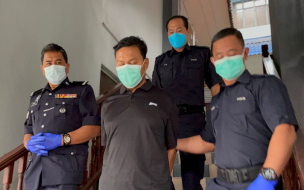 Malek Saifullizan (tengah) mengaku bersalah di Mahkamah Sesyen di sini, pada Khamis kerana melakukan amang seksual fizikal terhadap seorang pelajar Tingkatan Tiga.