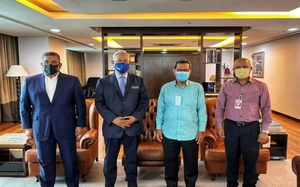 Noh (dua kiri) ketika menerima kunjungan Ahmad Yunus di pejabatnya pada Rabu.