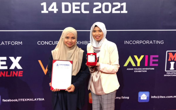 Norazlina (kiri) bersama anugerah yang berjaya dimenangi UC TATI pada Pertandingan Pameran Antarabangsa Ciptaan, Inovasi dan Teknologi (ITEX) 2021 yang berlangsung di Pusat Konvensyen Kuala Lumpur (KLCC) selama dua hari bermula 13 Disember. - Foto UC TATI