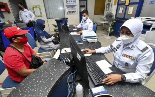 Kaunter pembayaran saman trafik di IPK dan IPD beroperasi bermula jam 8.30 pagi sehingga 5.30 petang kecuali hujung minggu dan cuti umum. - Foto Bernama