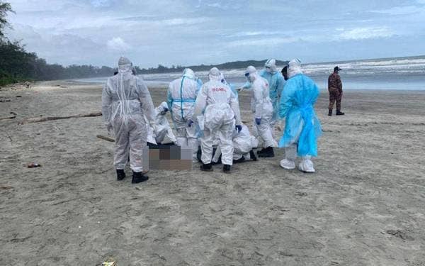 Mayat mangsa diangkat agensi penguat kuasa pada hari kedua operasi carilamat di perairan Tanjung Balau, Kota Tinggi pada Khamis.