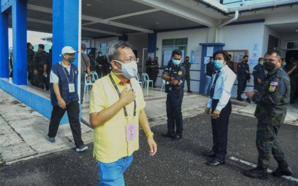 Dr Kui Hian ketika melawat Pusat Pengundian Awal Kem Batalion 11 PGA Batu Kawah bagi PRN Sarawak ke-12 pada Selasa lepas. - Foto Bernama