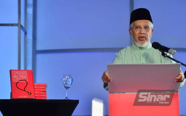 Mohd Kamal bersama buku terbarunya bertajuk ‘Corruption And Hypocrisy In Malay Muslim Politics’ dalam forum khas anjuran bersama Sinar Harian dan Emir Research yang disiarkan menerusi dalam talian pada Khamis. - FOTO SINAR HARIAN/ASRIL ASWANDI SHUKOR