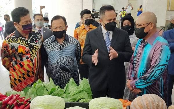 Ketua Pegawai Eksekutif FAMACorp., Faidz Afizi Mohamed (dua dari kanan) menjelaskan tentang stok bekalan makanan kepada Ronald (kanan).