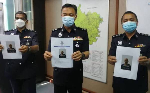 Ketua Polis Daerah Tangkak, Superintendan Mohd Fadhil Minhat (tengah) menunjukkan gambar Long Tiger yang kini diburu polis.