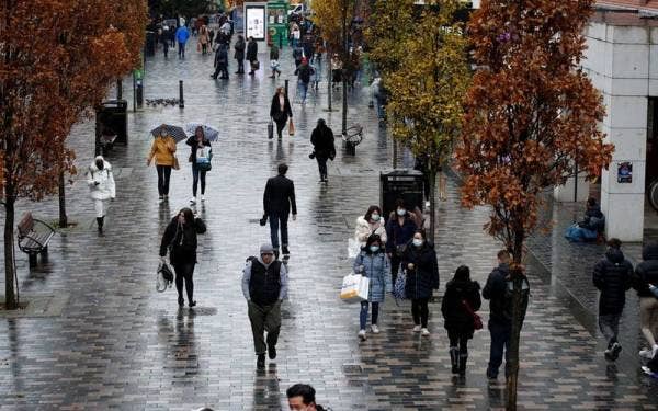Orang ramai berjalan melalui Pusat Bandar Liverpool ketika penularan penyakit Covid-19 di Liverpool, Britain pada Isnin. - Foto Reuters