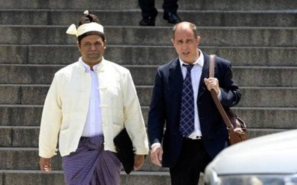 Gambar fail menunjukkan Tun Khin (kiri) bersama seorang peguam belanya. - Foto AFP