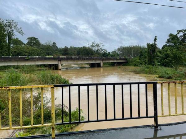 Tinjauan dilakukan Bomba Jeli pada pagi Jumaat di Jambatan Sungai Ayer Lanas di sini mendapati air berada dalam keadaan trend menaik. -Foto JBPM Jeli