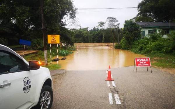 Air mula naik di Jalan Teladas, Air Putih, Kemaman menyebabkan ia ditutup bagi semua kenderaan.
