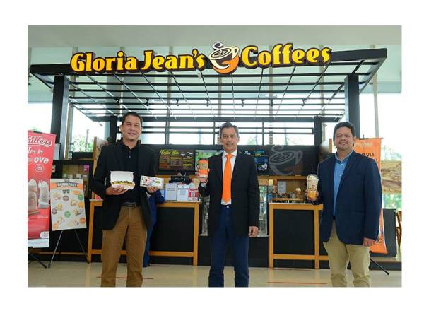 Ketua Pegawai Eksekutif Pernas, Mohd Hilaluddin Abd Shukor (tengah) bersama Ketua Pegawai Eksekutif GJC, Zafrul Azman Mohamed Azraai (kanan) dan Ketua Pegawai Eksekutif Big19, Mohairi Mohamad.