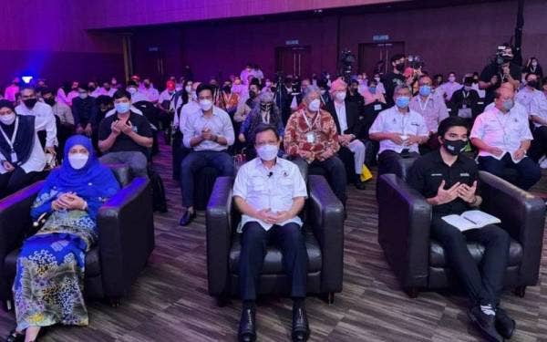 Mohd Shafie (tengah) dan Syed Saddiq (kanan) ketika Majlis Perasmian Warisan peringkat Nasional pada Jumaat.