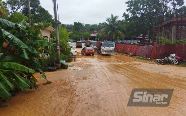 Kesan lumpur menutupi jalan selepas banjir kilat melanda Taman Pelindung Perdana di sini surut pada Jumaat.